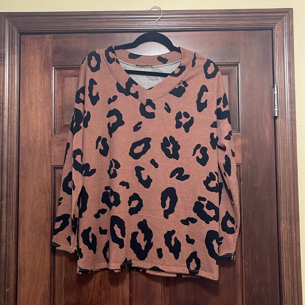 BomBom V Neck Long Sleeve Leopard Print Top M